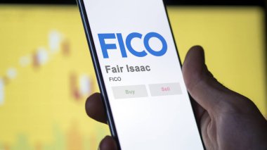 09 Nisan 2024, Bozeman, Montana. Bir değiş tokuş ekranında Adil Isaac 'in logosuna yaklaş. Adil Isaac hisse senetleri, bir cihazda FICO $.