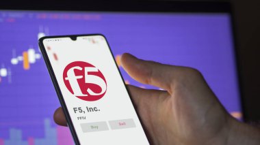 09 Nisan 2024, Seattle, Washington. Değiş tokuş ekranındaki F5 A.Ş. 'nin logosuna yaklaş. F5, Inc fiyat hisseleri, bir cihaza FFIV $.