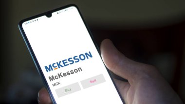 09 Nisan 2024, Irving, Teksas. Bir değiş tokuş ekranında McKesson 'ın logosuna yaklaş. McKesson hisse senetleri, bir cihazda MCK $.