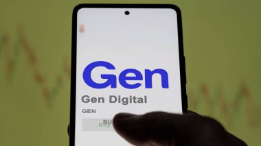 09 Nisan 2024, Tempe, Arizona. Gen Digital 'in logosunu bir değiş tokuş ekranında kapat. Gen Dijital Fiyat Hisseleri, GEN $bir aygıt üzerinde.