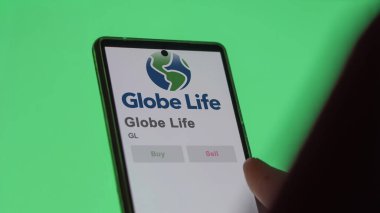 09 Nisan 2024, McKinney, Teksas. Bir değiş tokuş ekranında Globe Life 'ın logosuna yaklaş. Globe Life hisse senetleri, bir cihazda GL $.