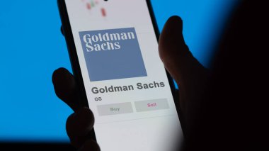 09 Nisan 2024, New York, New York. Takas ekranındaki Goldman Sachs logosuna yaklaş. Goldman Sachs hisse senetleri, bir cihaza GS $.