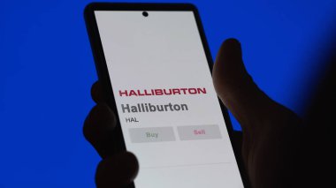 09 Nisan 2024, Houston, Teksas. Bir değiş tokuş ekranında Halliburton 'un logosuna yaklaş. Halliburton hisse senetleri, cihaz için HAL $.