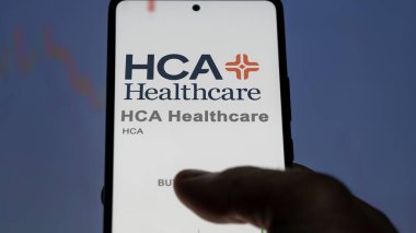29 Nisan 2024, Nashville, Tennessee. Değiş tokuş ekranındaki HCA Sağlık Hizmetleri logosuna yaklaş. HCA Sağlık Fiyat Hisseleri, bir cihaza HCA $.