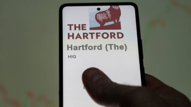 29 Nisan 2024, Hartford, Connecticut. Hartford (The) logosuna bir değiş tokuş ekranında yaklaş. Hartford (The) fiyat hisseleri, cihaza $HIG.