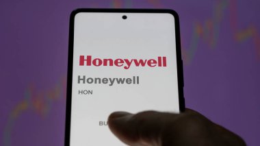 09 Nisan 2024, Charlotte, Kuzey Carolina. Bir değiş tokuş ekranındaki Honeywell logosuna yaklaş. Honeywell hisse senetleri, bir cihaz için HON $.