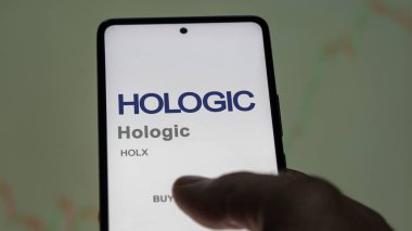 29 Nisan 2024, Marlborough, Massachusetts. Değiş tokuş ekranındaki Hologic logosuna yaklaş. Sanal fiyat hisseleri, cihaz için HOLX $.