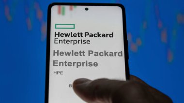 09 Nisan 2024, Houston, Teksas. Bir değiş tokuş ekranında Hewlett Packard Enterprise 'ın logosuna yaklaş. Hewlett Packard Şirketi hisse senetleri, bir cihaza HPE $.