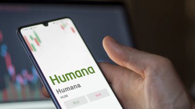 29 Nisan 2024, Louisville, Kentucky. Bir değiş tokuş ekranındaki Humana logosuna yaklaş. Humana hisse senetleri, cihaz başına $HUM..