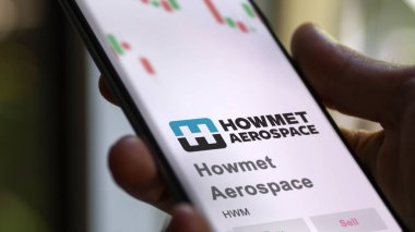 29 Nisan 2024, Pittsburgh, Pennsylvania. Bir değiş tokuş ekranındaki Howmet Havacılık logosuna yaklaş. Aerospace hisse senetleri, bir cihaza HWM $.