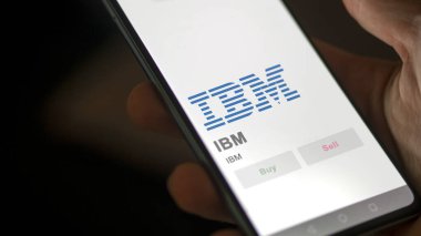 09 Nisan 2024, Armonk, New York. Bir değiş tokuş ekranındaki IBM logosuna yaklaş. IBM fiyat hisseleri, IBM $bir aygıt üzerinde.