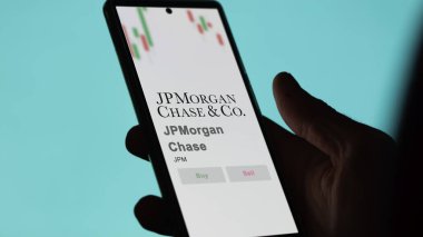 09 Nisan 2024, New York, New York. Değiş tokuş ekranındaki JPMorgan Chase logosuna yaklaş. JPMorgan Chase hisse senedi fiyatları, bir cihazda JPM $.