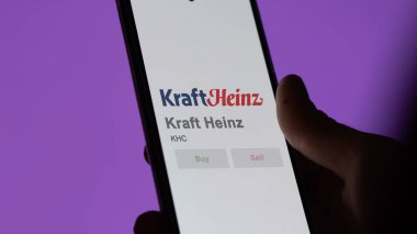 29 Nisan 2024, Chicago, Illinois, Pittsburgh, Pennsylvania. Değiş tokuş ekranında Kraft Heinz 'ın logosuna yaklaş. Kraft Heinz hisse senetleri, KHC $bir aygıt üzerinde.