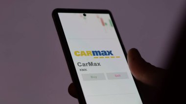 09 Nisan 2024, Richmond, Virginia. Değiş tokuş ekranındaki CarMax logosuna yaklaş. CarMax hisse senetleri, KMX $bir aygıt üzerinde.