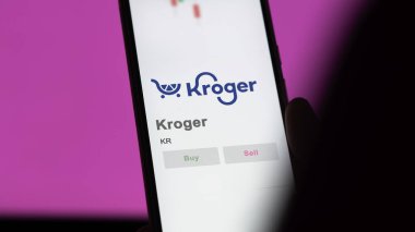09 Nisan 2024, Cincinnati, Ohio. Değiş tokuş ekranındaki Kroger logosuna yaklaş. Kroger hisse senetleri, bir aygıt için KR $.