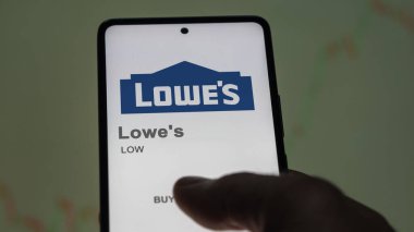 29 Nisan 2024, Mooresville, Kuzey Carolina. Bir değiş tokuş ekranında Lowe 'un logosuna yaklaş. Lowe 'un hisse senetleri, bir cihaz için düşük fiyat.
