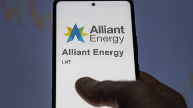 29 Nisan 2024, Madison, Wisconsin. Değiş tokuş ekranındaki Alliant Enerji logosuna yaklaş. Alliant Enerji Fiyat Hisseleri, Bir aygıt üzerinde LNT $.