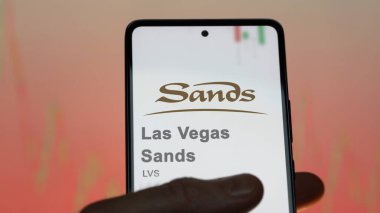 29 Nisan 2024, Las Vegas, Nevada. Bir değiş tokuş ekranındaki Las Vegas Sands logosuna yaklaş. Las Vegas Sands hisse senedi fiyatları, bir cihazda LVS $.