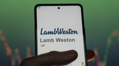 09 Nisan 2024, Eagle, Idaho. Lamb Weston 'ın logosuna bir değiş tokuş ekranında yaklaş. Lamb Weston hisse senetleri, bir cihaz için LW $.