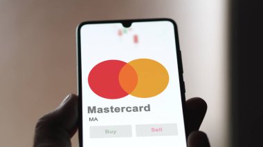 09 Nisan 2024, Harrison, New York. Bir değiş tokuş ekranındaki Mastercard 'ın logosuna yaklaş. Mastercard fiyatları, bir aygıt üzerinde MA $.