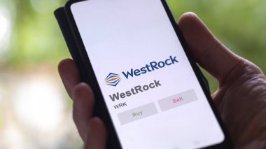 09 Nisan 2024, Atlanta, Georgia. WestRock 'ın logosuna bir değiş tokuş ekranında yaklaş. WestRock hisse senetleri, bir cihazda WRK $.