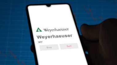 09 Nisan 2024, Seattle, Washington. Bir takas ekranındaki Weyerhaeuser logosuna yaklaş. Weyerhaeuser hisse senetleri, bir cihaza WY $.