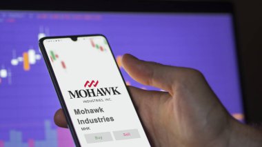 09 Nisan 2024, Calhoun, Georgia. Mohawk Endüstri 'nin logosuna yakın çekim bir değiş tokuş ekranında. Mohawk Endüstri hisse senedi fiyatları, bir cihaza $MHK.