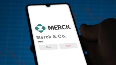 09 Nisan 2024, Kenilworth, New Jersey. Bir değiş tokuş ekranında Merck & Co. 'nun logosunu kapat. Merck & Ortak fiyat hisseleri, bir aygıt üzerinde MRK $.