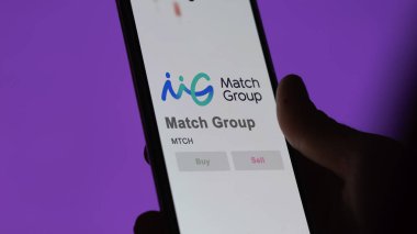 09 Nisan 2024, Dallas, Teksas. Bir takas ekranındaki Match Group logosuna yaklaş. Eşleştirme Grubu hisse senetleri, bir aygıtta $MTCH.