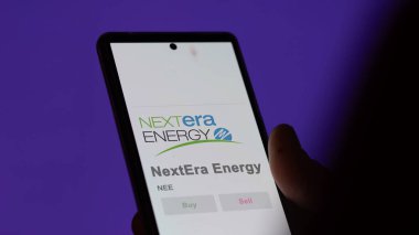 29 Nisan 2024, Juno Sahili, Florida. Değiş tokuş ekranındaki NextEra Enerji logosuna yaklaş. NextEra Enerji Fiyat Hisseleri, Bir aygıt için $NEE.