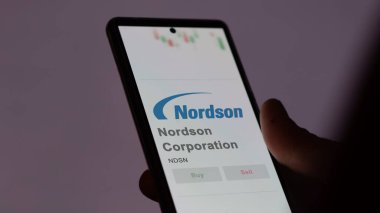 09 Nisan 2024, Westlake, Ohio. Bir değiş tokuş ekranında Nordson Şirketi 'nin logosuna yaklaş. Nordson Şirketi hisse senetleri, bir cihazda NDSN $.