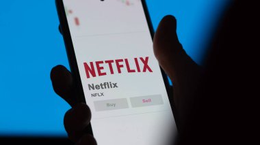 29 Nisan 2024, Los Gatos, Kaliforniya. Bir değiş tokuş ekranında Netflix 'in logosuna yaklaş. Netflix hisse senetleri, bir aygıtta NFLX $.