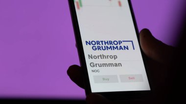 29 Nisan 2024, West Falls Kilisesi, Virginia. Bir değiş tokuş ekranında Northrop Grumman 'ın logosuna yaklaş. Northrop Grumman hisse senetleri, bir cihaz için NOC $.