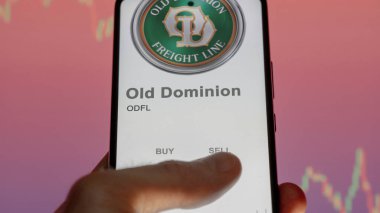 09 Nisan 2024, Thomasville, Kuzey Carolina. Değiş tokuş ekranındaki Old Dominion logosuna yaklaş. Eski Dominion hisse senetleri, bir cihazda ODFL $.