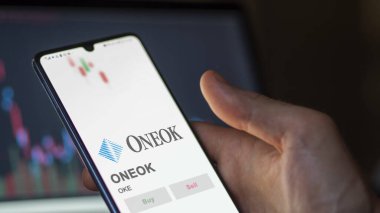 09 Nisan 2024, Tulsa, Oklahoma. Bir değiş tokuş ekranındaki ONEOK logosuna yaklaş. ONEOK fiyat hisseleri, bir aygıt üzerinde OKE $.