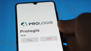 09 Nisan 2024, San Francisco, Kaliforniya. Bir değiş tokuş ekranındaki Prologis logosuna yaklaş. Prologis fiyat hisseleri, bir aygıt için PLD $.