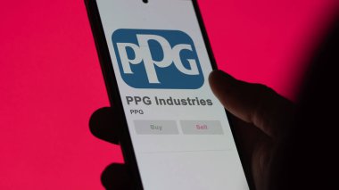 29 Nisan 2024, Pittsburgh, Pennsylvania. PPG Endüstri 'nin logosuna yakın çekim bir değiş tokuş ekranında. PPG Endüstri hisse senedi fiyatları, cihaza PPG $.