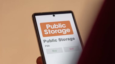 29 Nisan 2024, Glendale, Kaliforniya. Kamu Deposu 'nun logosunu değiş tokuş ekranında kapat. Kamu Depolama Fiyatları hisseleri, bir cihazda PSA $.