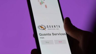 09 Nisan 2024, Houston, Teksas. Bir değiş tokuş ekranındaki Quanta Servisleri logosuna yaklaş. Quanta Hizmetleri hisse senetleri, PWR $bir aygıt üzerinde.