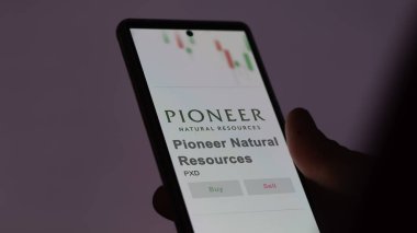 09 Nisan 2024, Irving, Teksas. Bir değiş tokuş ekranındaki Pioneer Doğal Kaynaklar logosuna yaklaş. Öncü Doğal Kaynaklar hisse senetleri, bir aygıt üzerinde PXD $.