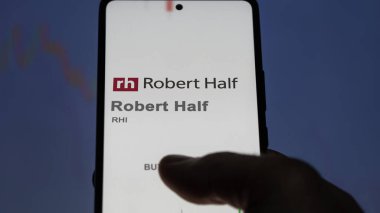 09 Nisan 2024, Menlo Park, Kaliforniya. Robert Half 'un logosuna bir değiş tokuş ekranında yaklaş. Robert yarı fiyatına hisse senedi, bir cihaza RHI dolar..
