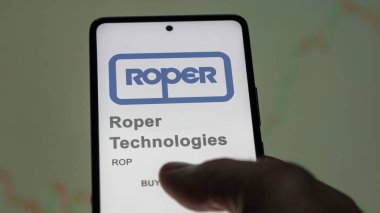 29 Nisan 2024, Sarasota, Florida. Roper Teknolojileri 'nin logosunu bir değiş tokuş ekranında kapatın. Roper Teknolojileri hisse senetleri, bir cihaz için ROP $.