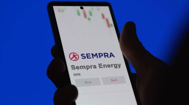 09 Nisan 2024, San Diego, Kaliforniya. Değiş tokuş ekranındaki Sempra Enerji logosuna yaklaş. Sempra Enerji Fiyat Hisseleri, Bir aygıta SRE $.