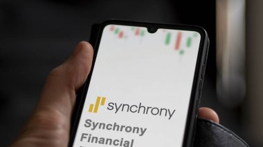 29 Nisan 2024, Stamford, Connecticut. Synchrony Financial 'ın logosunu bir değiş tokuş ekranında kapatın. Senkronize Finansal Fiyat Hisseleri, SYF $bir aygıt üzerinde.