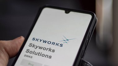 09 Nisan 2024, Irvine, Kaliforniya. Bir değiş tokuş ekranındaki Skyworks Solutions logosuna yaklaş. Skyworks Çözümleri hisse senetleri, SWKS $bir aygıt üzerinde.