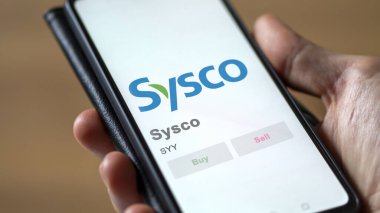 09 Nisan 2024, Houston, Teksas. Değiş tokuş ekranındaki Sysco logosuna yaklaş. Sysco fiyat hisseleri, bir aygıt üzerinde SYY $.