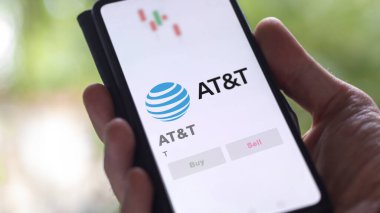 09 Nisan 2024, Dallas, Teksas. Değiş tokuş ekranındaki AT & T logosuna yaklaş. AT & T fiyat hisseleri, bir aygıta T $.