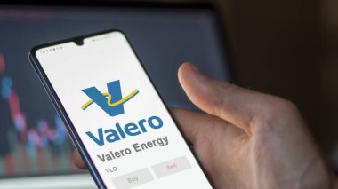 09 Nisan 2024, San Antonio, Teksas. Bir değiş tokuş ekranındaki Valero Enerji logosuna yaklaş. Valero Enerji Fiyat Hisseleri, bir cihaza VLO $.