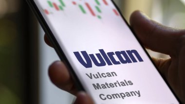 29 Nisan 2024, Birmingham, Alabama. Vulkan Malzeme Şirketi 'nin logosunu bir değiş tokuş ekranında kapatın. Vulkan Malzeme Şirketi hisse senetleri, bir cihaza VMC $.