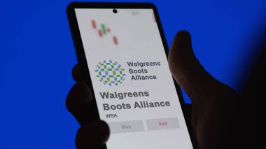 29 Nisan 2024, Deerfield, Illinois. Takas ekranında Walgreens Boots Alliance 'ın logosuna yaklaş. Walgreens Boots Alliance hisse senetleri, bir cihaza WBA $.